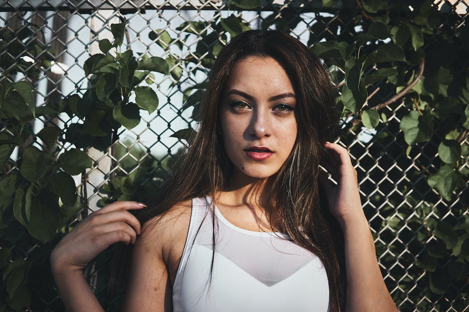 girl with brown hair and brown eyes