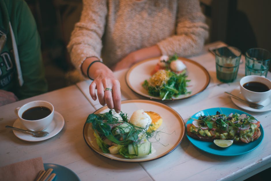 how to eat nicely in a restaurant