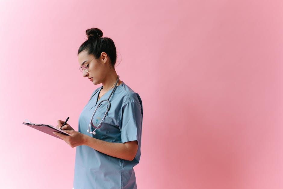 what color scrubs do medical assistants wear